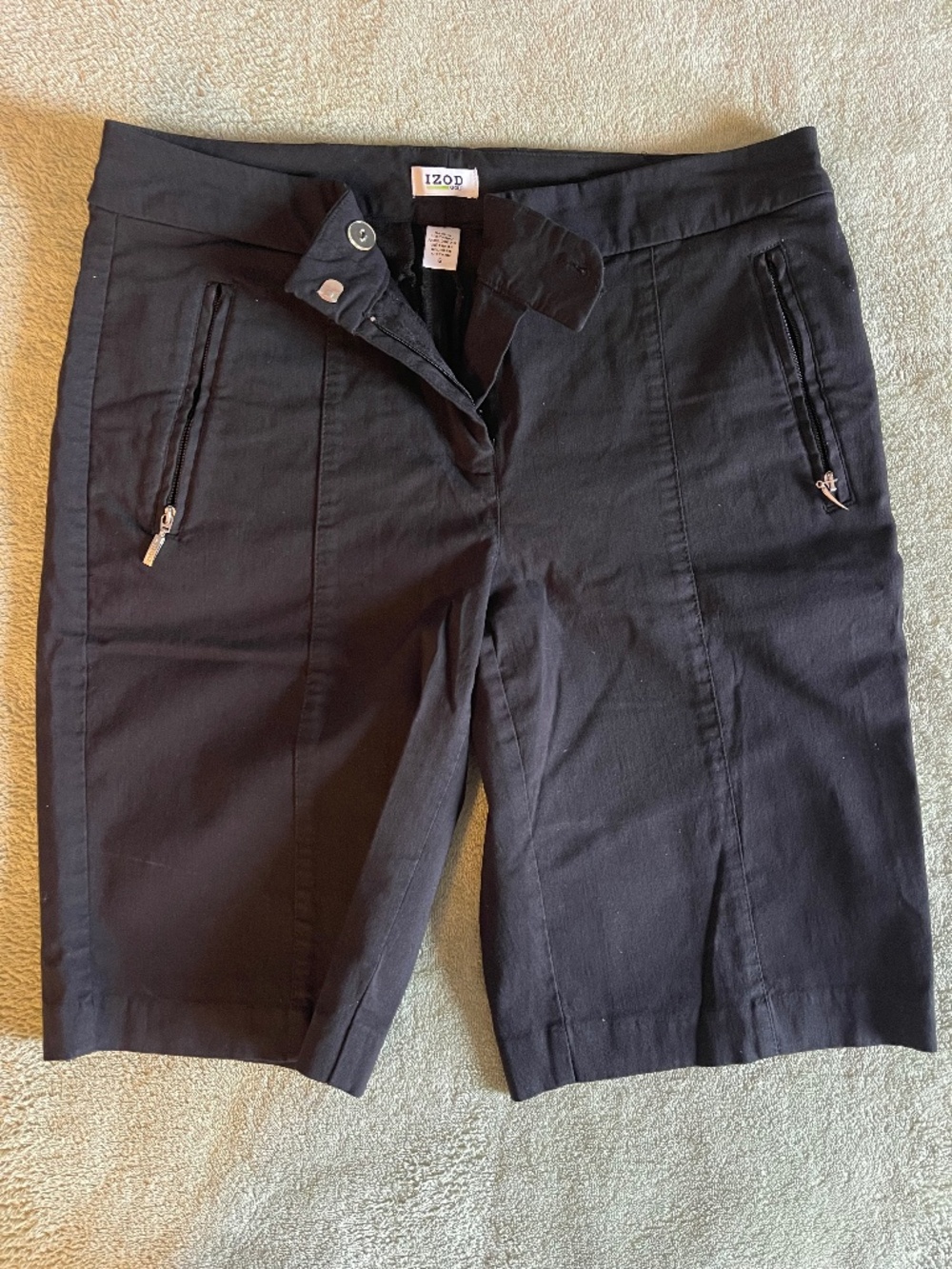 IZOD Ladies Bermuda Style Shorts (Sized 6) Black